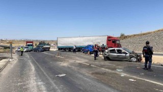Diyarbakırda iki tır ile otomobil çarpıştı: 1 ölü, 4 yaralı