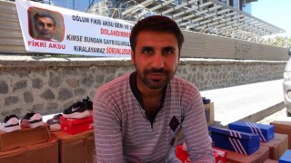 Diyarbakırda oğlu tarafından dolandırıldığını iddia eden baba, olayı pankartla duyurdu