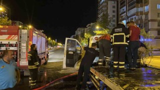 Diyarbakırda park halindeki çekicide çıkan yangın büyümeden söndürüldü