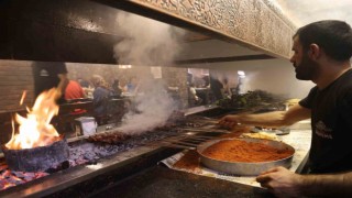 Diyarbakırda sıcak havaya rağmen ocakbaşında ciğer yemek tercih ediliyor
