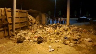 Diyarbakırda virajı alamayan çöp kamyonu devrildi: 1 yaralı