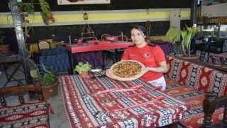 Diyarbakırlı milli bilek güreşçisinden yöresel malzemelerle Pirano pizza