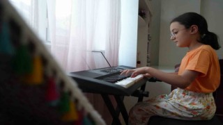Doktorların “yaşamaz” dediği minik Nursima müzik yeteneğiyle ve bestelediği müziklerle kendine hayran bırakıyor