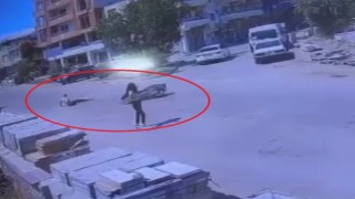 Dönüş yapmak isterken kazaya sebebiyet verdi, arkasına bile bakmadan gitti: O anlar kamerada