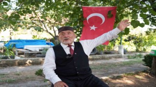 Düzce Belediyesi, yaşlı adamın bayrak isteğini yerine getirdi