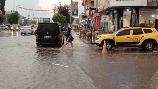 Düzcede etkili olan sağanakta yollar göle döndü