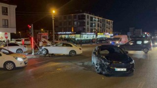 Düzcede ışıklı kavşakta 2 araç çarpıştı: 4 yaralı
