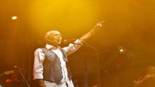 Edip Akbayram, 30 yıl sonra halk konserinde hayranlarıyla buluştu
