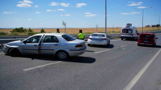 Edirnede bariyerlere çarpan otomobildeki 2 kişi yaralandı