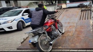Ehliyetsiz motosiklet sürücüsüne 4 ayrı suçtan 26 bin 90 TL ceza uygulandı