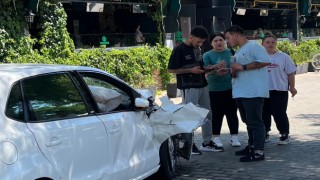 Ehliyetsiz ve alkollü sürücü kaza yaptı, aracın başında alkol almaya devam etti