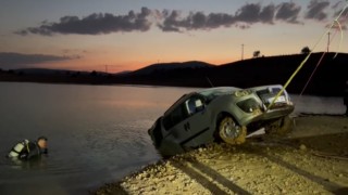 El freni çekilmesi unutulan araç baraja düştü