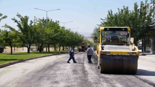 Elazığda asfalt bakım ve onarım çalışması yapıyor
