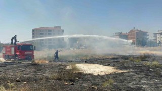 Elazığda mahalle arasında çıkan ot yangını söndürüldü