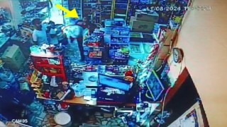 Eline geçirdiği tüpü bakkal çalışanına fırlattı: Dehşet anı kamerada