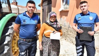 Emetli esnaf pazar yerinde buldukları 5 bin TLyi zabıtaya teslim etti