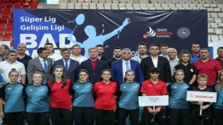 Erzincanda Badminton Süper Ligi ve Gelişim Ligi müsabakaları başladı