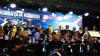 Erzincanda farklı meslek gruplarından insanların bir araya geldiği “Kardeşlik Korosu” konser verdi