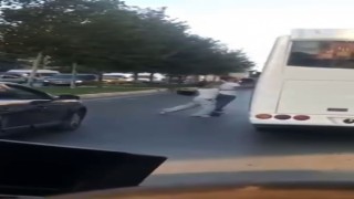 Esenyurtta motosikletli bir çift kendilerini sıkıştıran servis aracına kaskla saldırdı