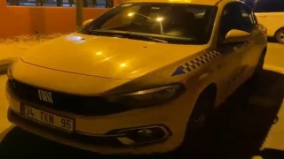 Esenyurtta ticari taksiyi kaldırımda sürdü: O anlar kamerada