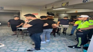 Esenyurtta uygulamada aracı polisin üstüne süren şahıslar kamerada
