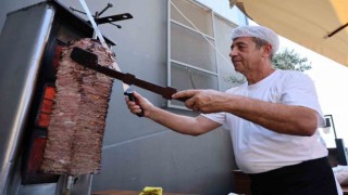 Et fiyatı düştü, iddiayı kaybetti, et döner tezgahını Meclise kurarak döner dağıttı