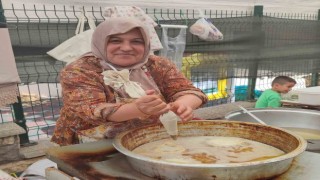 Evinde anne, tezgahta tatlıcı