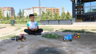 Evinde internet, telefonunda sosyal medya olmayan çocuk kendi elektronik oyuncaklarını imal ediyor