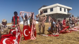 Eyleme götürülen çocuklara jandarmadan uçurtma jesti