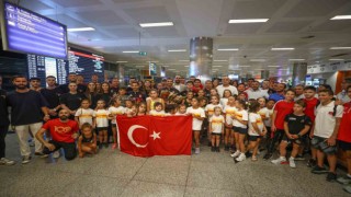 Ferhat Arıcan, İzmirde coşkuyla karşılandı
