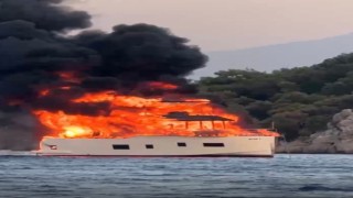 Fethiyede lüks tekne alevlere teslim oldu