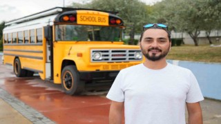 Filmden esinlenerek yaptığı hayalindeki School Bus ile dünya turuna çıktı
