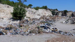 Foça Belediyesinin şehir merkezine döktüğü çöplere AK Partili Arslandan tepki