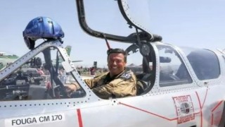 Fransada gösteri sırasında eğitim uçağı Akdenize düştü: 1 ölü