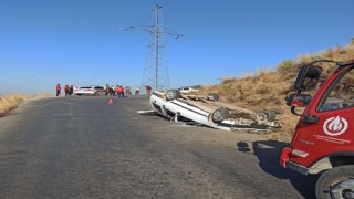 Freni boşalan otomobili durdurmak için yol kenarındaki toprak zemine sürdü