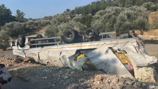 Freni tutmayan tır ters döndü, sürücüsü kazadan burnu bile kanamadan kurtuldu