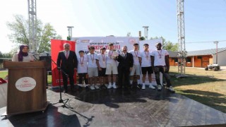 Futbol turnuvasının şampiyon takımına madalyalarını Vali Aksoy verdi