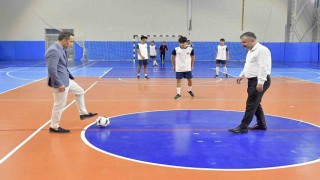 Futsal turnuvası il müdürlerinin vuruşuyla başladı