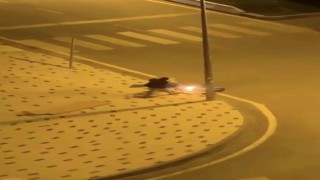 Gece vakti caddenin ortasında ateş yaktı, polise yakalandı