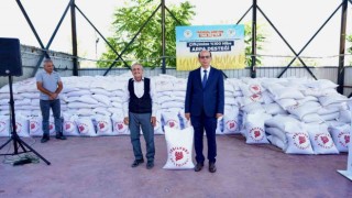 Geçit, “Depremzede çiftçilerimize 35 ton arpa dağıttık”