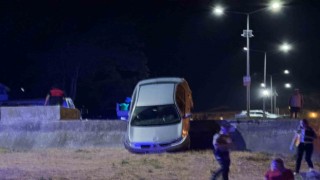 Geliboluda otomobil otopark duvarında asılı kaldı, sürücü 3,93 promil alkollü çıktı