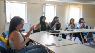 Gençlik Merkezinde işaret dilini öğreniyorlar