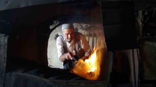Gercüşte teknolojiye direnen demircilik mesleğini sürdürüyor