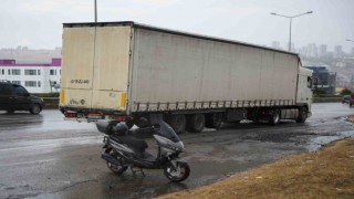 Geri geri giden tır, motosiklete çarptı: 1 yaralı