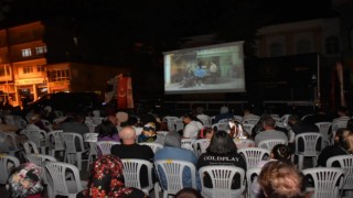 Gezen Sinema isimli tır Söğütte halkla buluştu
