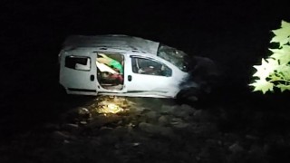 Giresunda hafif ticari araç dereye uçtu: 4 yaralı