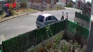 Görenlerin kanı dondu: Çocuğuyla kavga eden 12 yaşındaki arkadaşını otomobille ezdi