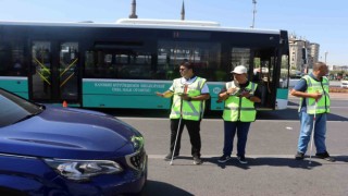 Görme engelliler trafik denetimi yaptı, beyaz bastona dikkat çekti