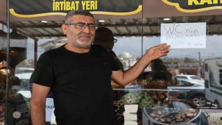 Günde defalarca aynı soruyla karşılaşan esnaf çözümü cama astığı yazıyla buldu