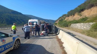 Hafif ticari araç beton bariyere çarptı: 3 yaralı